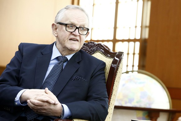 epa04660105 Former president of Finland Martti Ahtisaari talks with South Korean foreign minister Yun Byung-Se (not pictured) during their meeting at the Ministry of Foreign Affairs in Seoul, South Ko ...