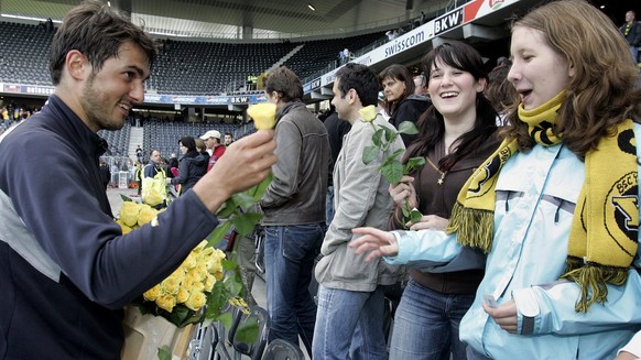 Der YB Spieler Mario Raimondi verteilt nach dem Spiel Blumen an die Frauen im Stadion nach dem Meisterschaftsspiel der Fussball Super League des BSC Young Boys gegen den FC St. Gallen am Sonntag, 6. M ...