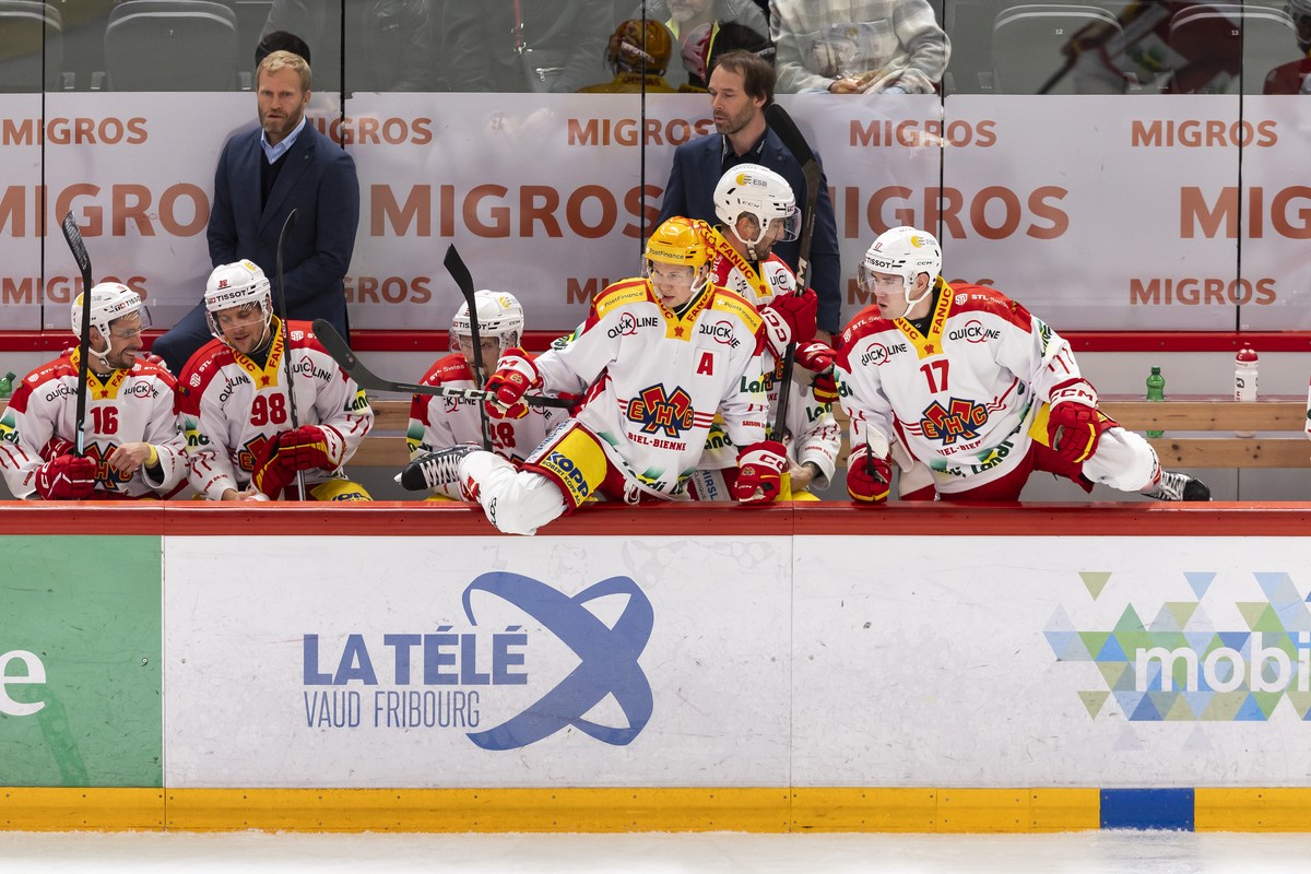 PostFinance Top Scorer Toni Rajala (EHCB), gauche, avec Jeremie Baertschi (EHCB), droite, lors du match du championnat suisse de hockey sur glace de National League entre le Lausanne HC, LHC, et le EH ...