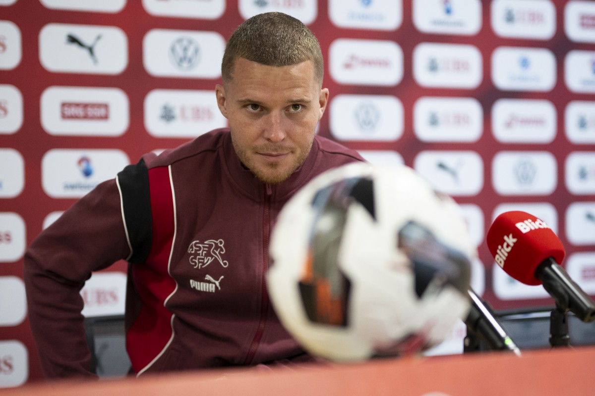 Nico Elvedi bei einer Pressekonferenz der Schweizer Fussball Nationalmannschaft vor den kommenden WM Qualifikationsspielen, am Mittwoch, 8. Oktober 2025, in St. Gallen. (KEYSTONE/Gian Ehrenzeller)