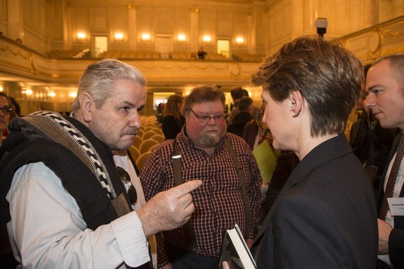 Betroffene diskutierten im April 2013 mit Justizministerin Sommaruga in Bern.