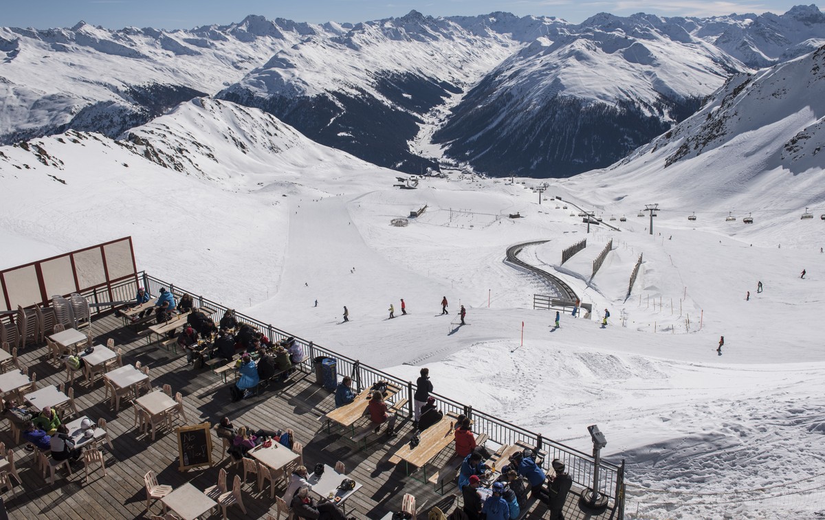 Wintersportler machen Pause im Restaurant Weissfluhjoch auf Parsenn, im Skigebiet Davos Klosters, am Freitag, 20. Februar 2015, in Davos. (KEYSTONE/Gian Ehrenzeller) 

Ski enthusiasts take a break at  ...