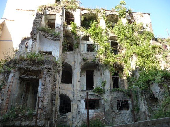 Verwunschene Orte  – diese 33 Bilder zeigen, was passiert, wenn die Natur zurückschlägt
Auch hier nagt der Zahn der Zeit (80053 Castellammare di Stabia, Metropolitan City of Naples, Italien):