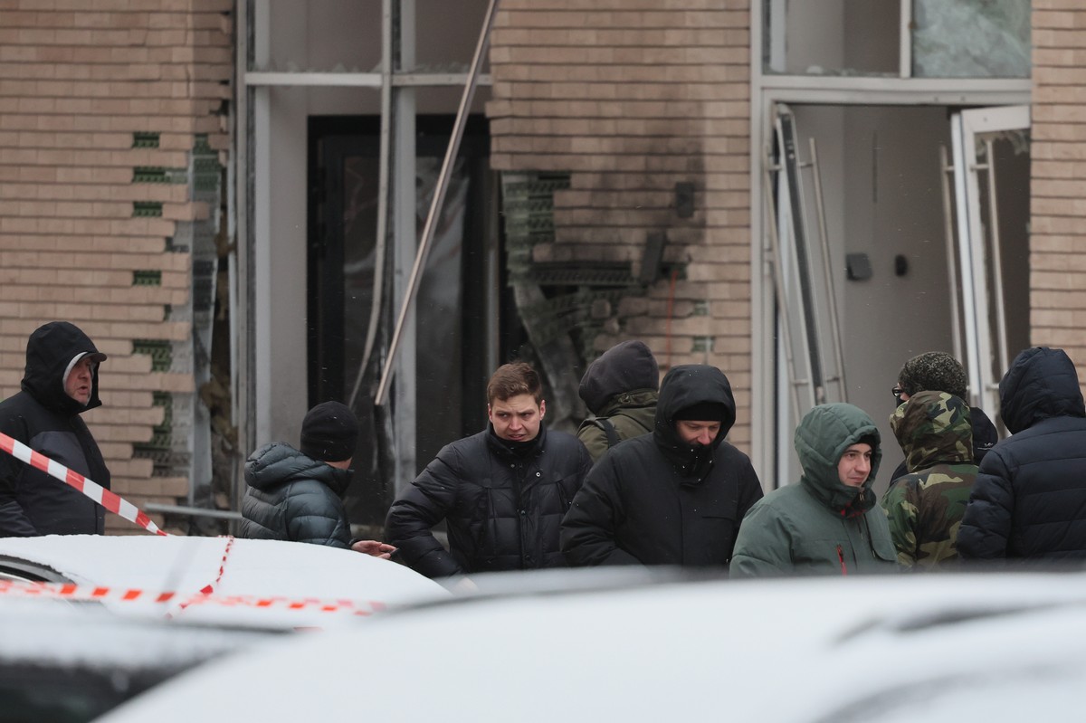 epa11781871 A view of a scene of an explosion in Moscow, Russia 17 December 2024. According to a statement by the Investigative Committee of Russia, Lieutenant General Igor Kirillov and his assistant  ...