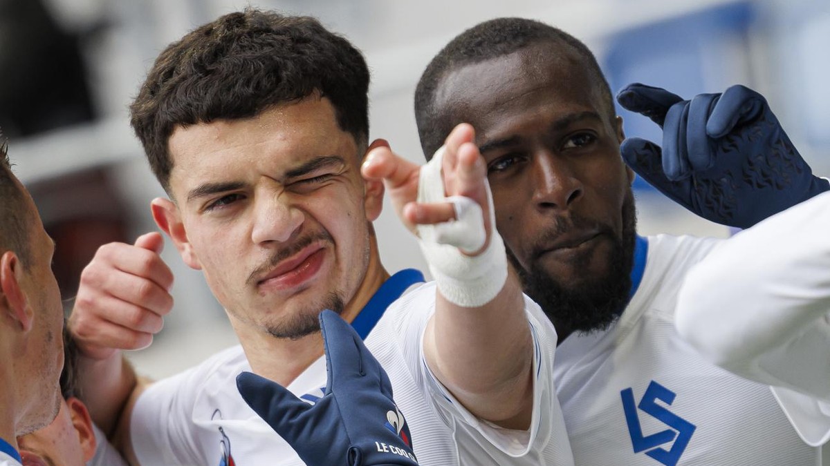 L'attaquant lausannois Zeki Amdouni (gauche) celebre avec le defenseur lausannois Maxime Poundje (droite) apres avoir marque son penalty, lors de la rencontre de football de Super League entre FC ...