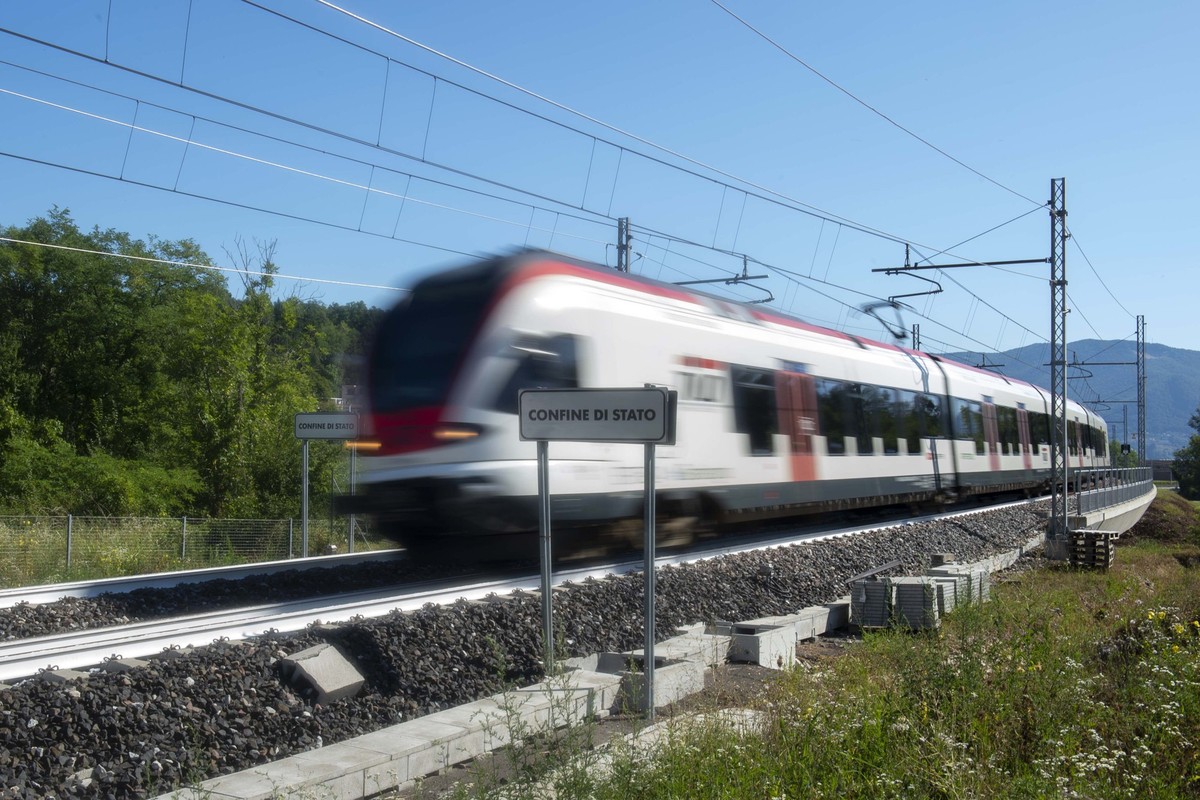 Der Zug Tilo der SBB faehrt in Richtung Flughafen Mailand Malpensa am Dienstag, 30. Juli 2019. Die neue Bahnverbindung von Stabio zum Mailaender Flughafen Malpensa ist seit dem 10. Juni 2018 in Betrie ...