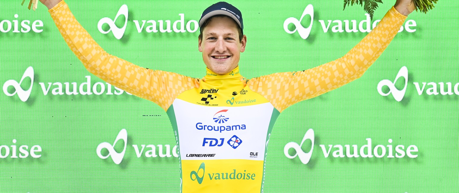 epa09251204 Switzerland&#039;s Stefan Kueng of Groupama FDJ celebrates on the podium in the overall leader&#039;s yellow jersey after winning the first stage of the 84th Tour de Suisse cycling race, a ...