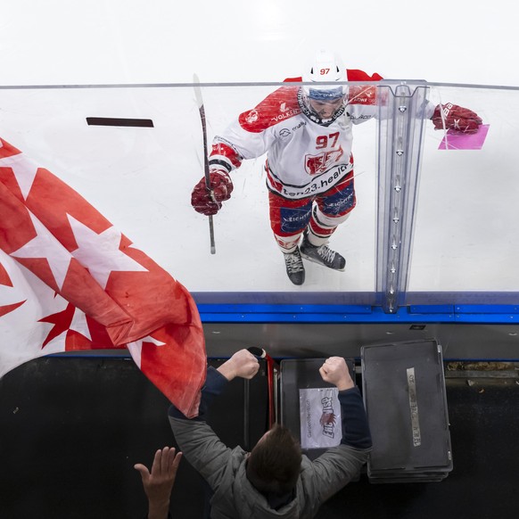 Stefan Maeder (EHCV) bedankt sich bei den mitgereisten Fans nach dem gewonnenen ersten Spiel der League Qualification der Eishockey National League zwischen dem HC Ajoie und dem EHC Visp in der Raiffe ...