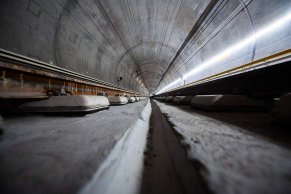 Sanierungsarbeiten im Gotthard-Basistunnel, aufgenommen am Freitag, 24. Mai 2024, bei Faido. Bei der Entgleisung eines Gueterzuges am 10. August 2023, wurde die Gleisanlage sowie ein Spurwechseltor im ...