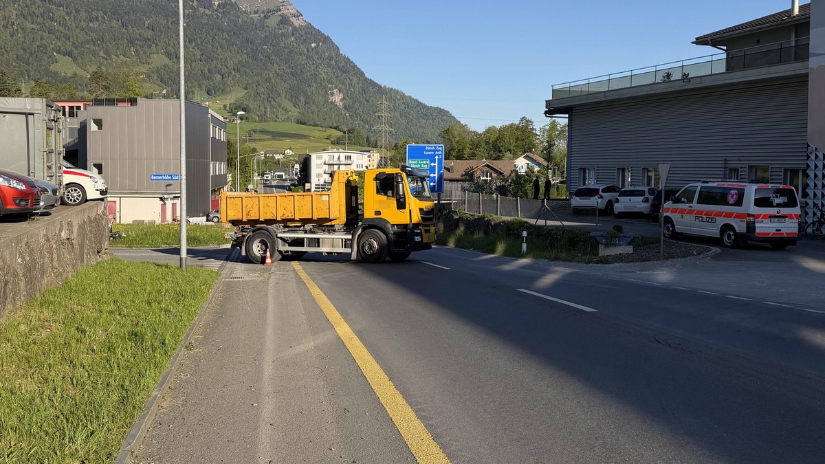 E-Bike-Fahrer bei Kollision mit Lastwagen in Goldau schwer verletzt