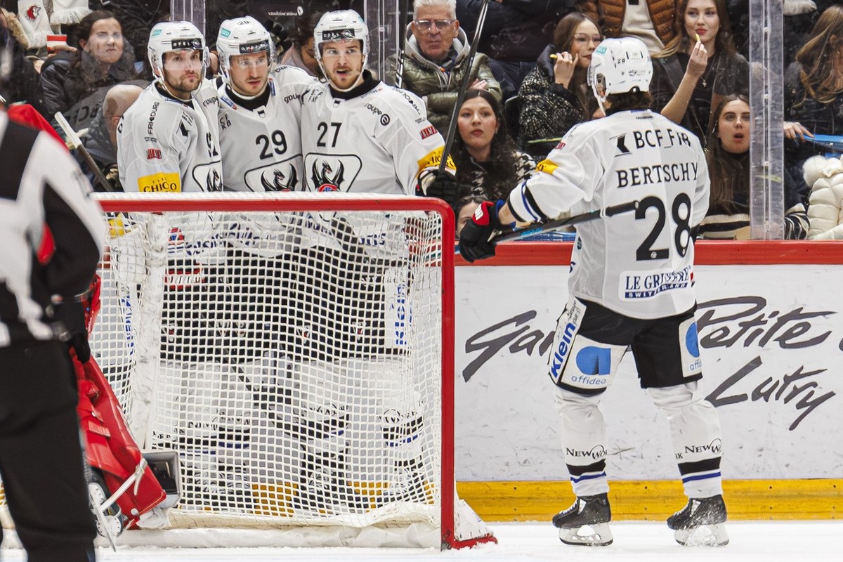 Jakob Lilja (HCFG), 2e gauche, celebre son but avec ses coequipiers lors du match du championnat suisse de hockey sur glace de National League entre Lausanne HC, LHC, et le HC Fribourg-Gotteron, HCFG, ...