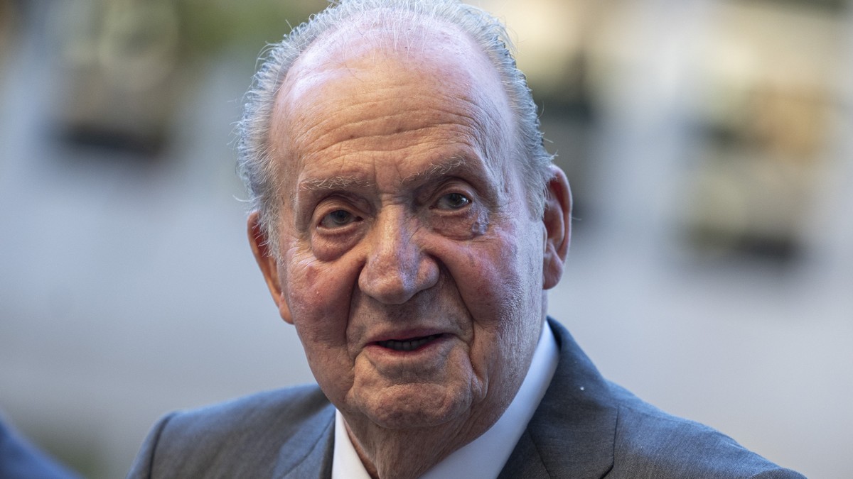 epa11594979 Spain's King emeritus Juan Carlos I arrives at the San Francisco de Borja church to attend the funeral of businessman and philanthropist Alejandro Fernandez de Araoz y Maranon, in Mad ...
