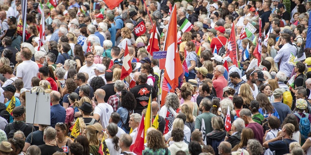 Gegner der Corona-Massnahmen und des Medienpakets demonstrieren am Samstag in Zürich. Linke Organisationen haben zu einer Gegendemo aufgerufen. Die Polizei setzte im Langstrassen-Quartier Gummischrot  ...
