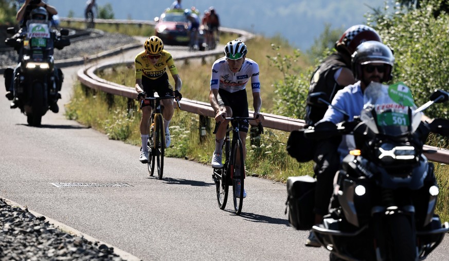 epa10736417 White Jersey best young rider Slovenian rider Tadej Pogacar (R) of team UAE Team Emirates and Yellow Jersey overall leader Danish rider Jonas Vingegaard of team Jumbo-Visma in action on th ...