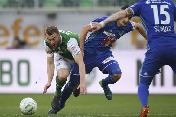 St. Gallens Runar Sigurjonsson, links, gegen Luzerns Stefan Knezevic, beim Fussball Super-League Spiel zwischen dem FC St. Gallen und dem FC Luzern, am Mittwoch, 9. Mai 2018, im Kybunpark in St. Galle ...