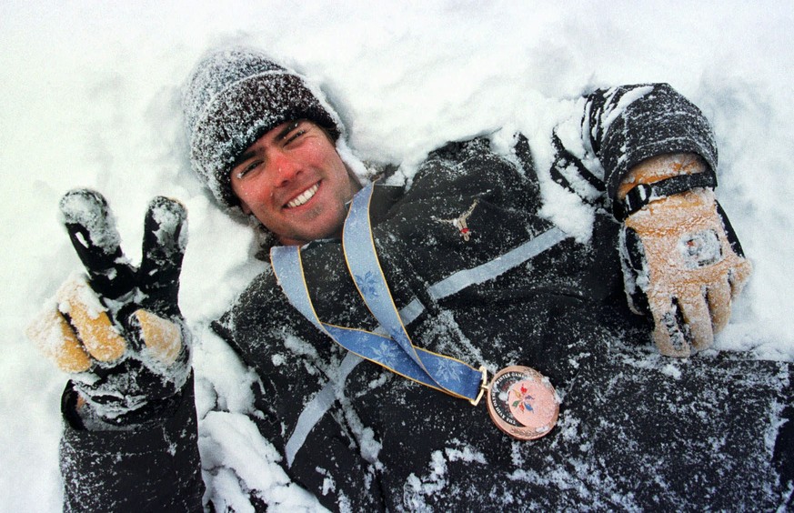 ARCHIVBILD ZUM TOD VON UELI KESTENHOLZ - Der Schweizer Snowboarder Ueli Kestenholz waelzt sich am Montag, 9. Februar 1998, im Schnee von Shiga Kogen, geschmueckt mit der Bronzemedaille, die er am Vort ...
