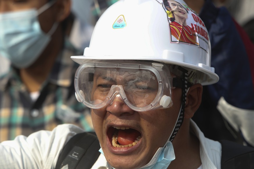 Ein Demonstrant während einem Protest in Yangon, Myanmar.