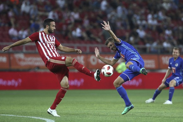 Olympiakos&#039; Jagos Vukovic, left, challenges FC Luzern&#039;s Pascal Schurpf during the Europa League third qualifying round, first leg, soccer match between Greece&#039;s Olympiakos and Switzerla ...