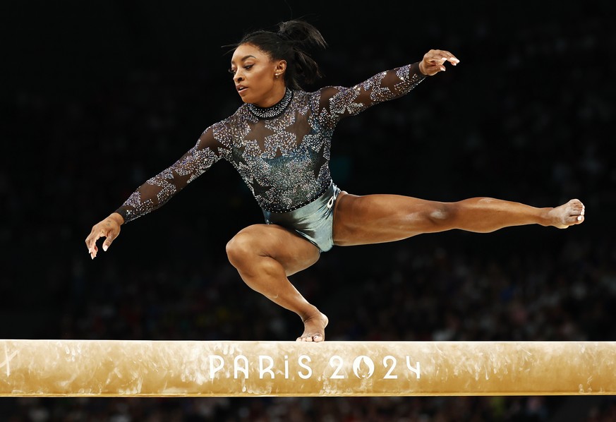 epa11501812 Simone Biles of USA performs on the Balance Beam during the Women&#039;s Qualification of the Artistic Gymnastics competitions in the Paris 2024 Olympic Games, at the Bercy Arena in Paris, ...