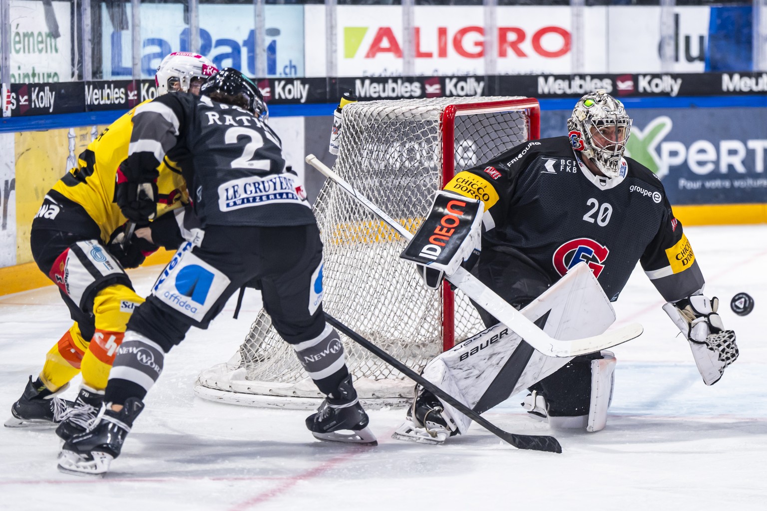 Torhueter Reto Berra (HCFG), Yannick Rathgeb (HCFG) und Thierry Bader (SCB), von rechts, im vierten Eishockey Playoff Viertelfinalspiel der National League zwischen dem HC Fribourg-Gotteron und dem SC ...