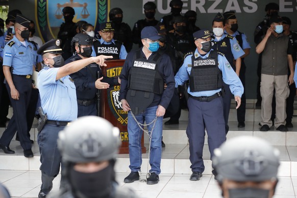 epaselect epa09760398 Authorities present former Honduran President Juan Orlando Hernandez (C) at the Special Forces headquarters after his capture in Tegucigalpa, Honduras, 15 February 2022. Hernande ...