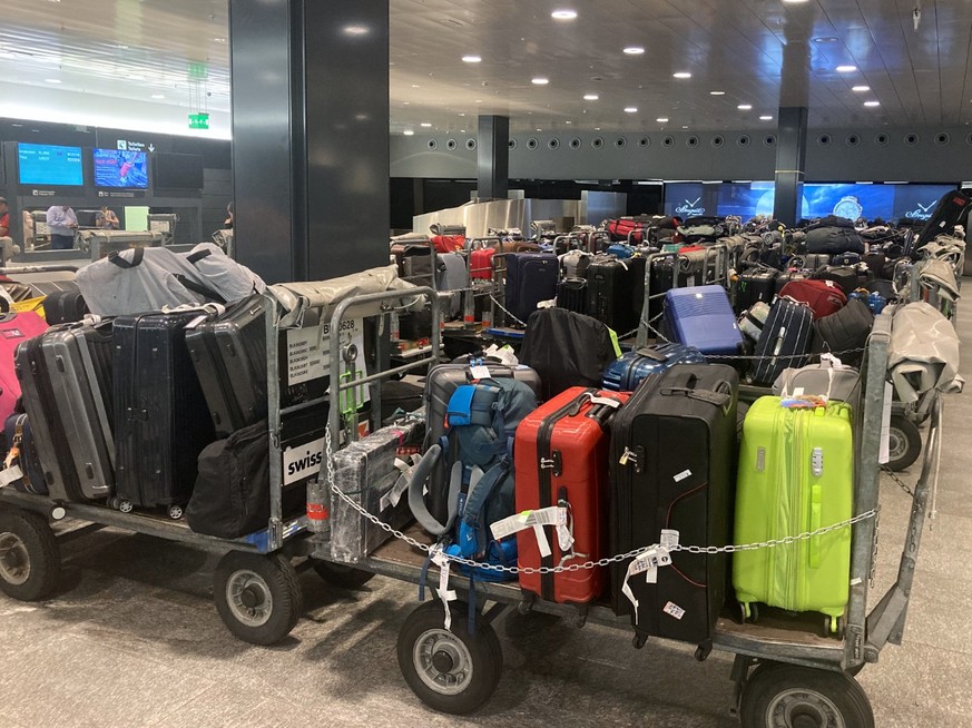 Einer von mehreren Gängen am Flughafen Zürich, der mit nachgesandtem Gepäck vollgestellt ist.