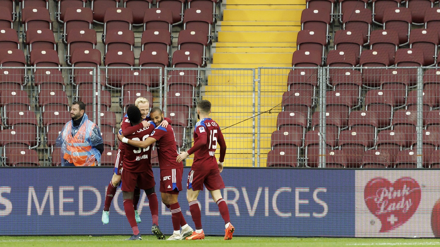 Servette&#039;s forward Patrick Pfluecke, 2nd left, celebrates his goal with his teammates Servette&#039;s midfielder Samba Diba Lele, left, Servette&#039;s forward Hussayn Touati, 2nd right, and Serv ...