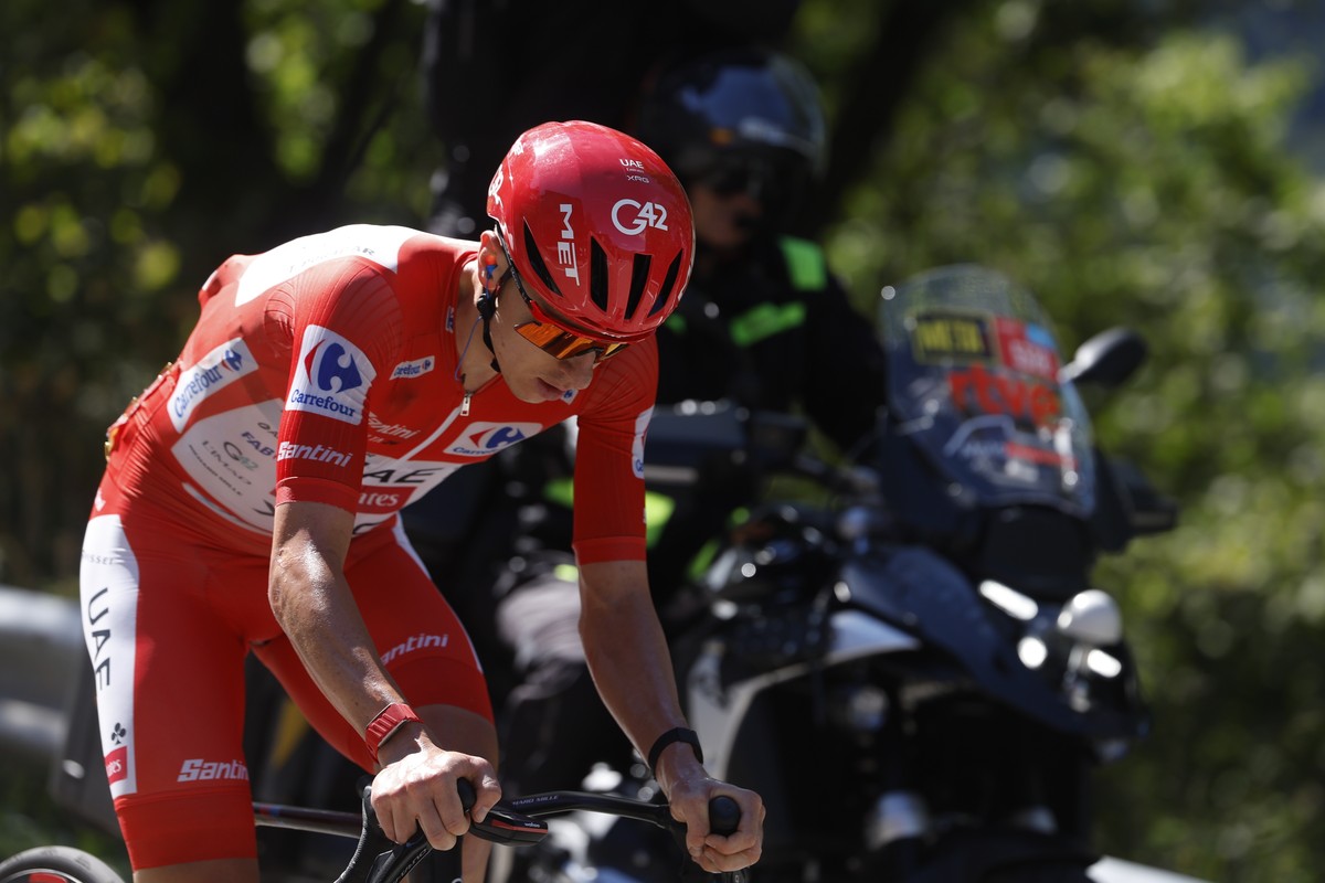 epa13190931 Tadej Pogacar of UAE Emirates Team in action during the 4th stage of La Vuelta a Espana cycling tour over 104.9km from Andorra La Vella to Andorra La Vella, Andorra, 25 August 2026. EPA/Ja ...