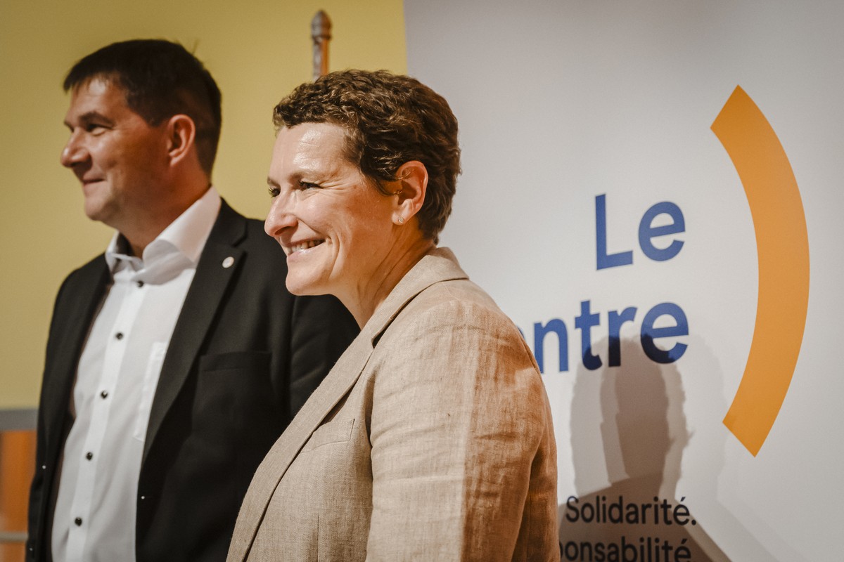 Les candidats Marie-France Roth Pasquier et Markus Julmy posent apres leur nomination, lors de l'Assemblee des delegue(e)s de nomination des candidats au Conseil d'Etat du parti Le Centre en ...