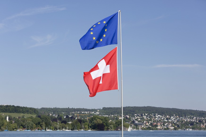 ARCHIV -- ZUM TAGESGESCHAEFT DER FRUEHJAHRSSESSION AM MITTWOCH, 13. MAERZ 2019, STELLEN WIR IHNEN FOLGENDES THEMENBILD ZUR VERFUEGUNG -- 
A hoisted EU and Swiss flag fly in the wind in Zuerich, Switz ...