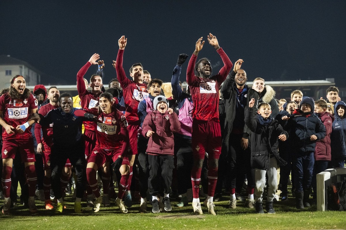Bellinzona?'s players celebrate the victory, during the 1/8 final, football match Swiss cup between AC Bellinzona - FC St. Gallen, at the Stadio Comunale, Bellinzona, Thursday, December 5, 2024.  ...