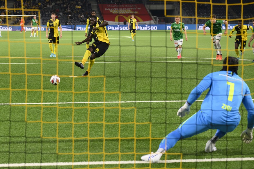 CAPTION CORRECTION: CORRECTS SCORE +++ YBs Wilfried Kanga schiesst ein Penalty (2-1) gegen St. Gallens Torhueter Ati Zigi Lawrence, im Fussball Meisterschaftsspiel der Super League zwischen dem BSC Yo ...