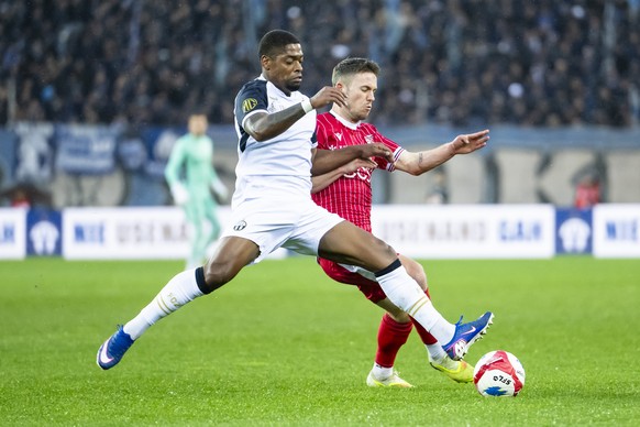 Livano Comenencia (FCZ), links, kaempft um den Ball mit Nias Hefti (SIO), rechts, im Fussball Meisterschaftsspiel der Swiss Super League zwischen dem FC Zuerich (FCZ) und dem FC Sion (SIO), am Samstag ...