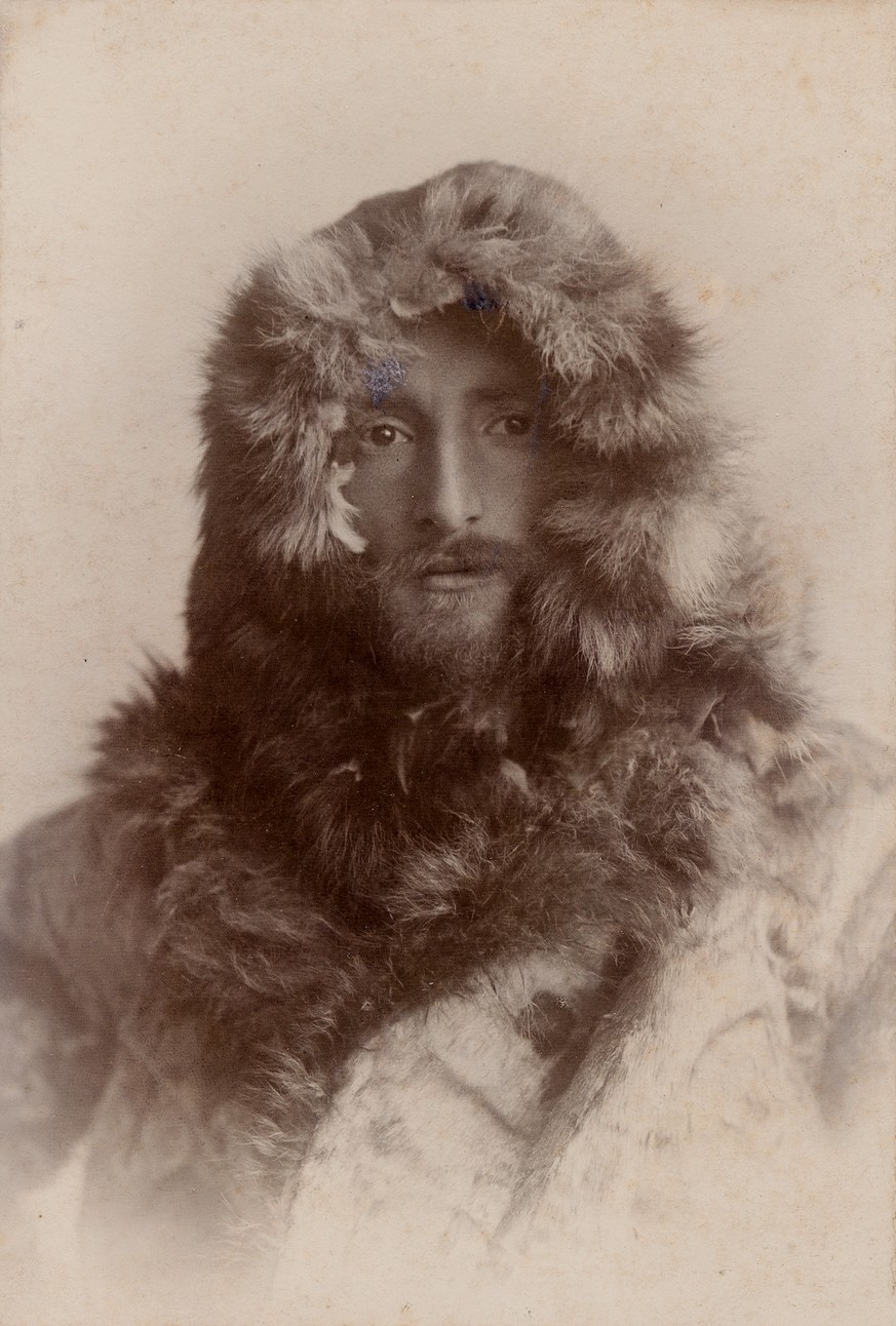 1896 liess sich der 29-jährige Künstler Hans Beat Wieland im Fotostudio als Polarforscher inszenieren. Bei der Fellbekleidung handelte es sich um ein Kostüm.
