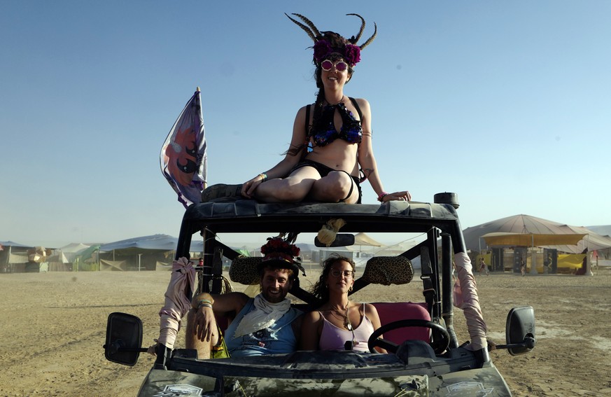 epa06736939 Some &#039;burners&#039; in a desert vehicle on the opening day of the Israeli MidBurn festival, near Sde Boqer in the Negev Desert in southern Israel, 14 May 2018. The festival is drawing ...