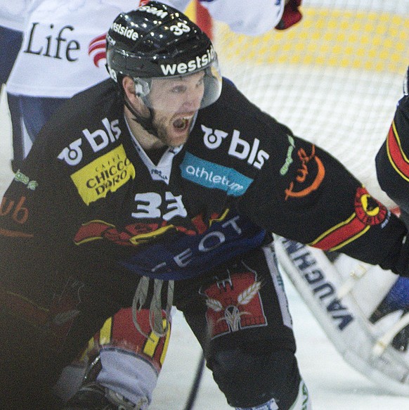 Berns Derek Roy, rechts, und Gian-Andrea Randegger feiern den Treffer zum 2:0, im vierten Eishockey National League A Playoff Viertelfinal Spiel zwischen dem SC Bern und den ZSC Lions, am Donnerstag,  ...