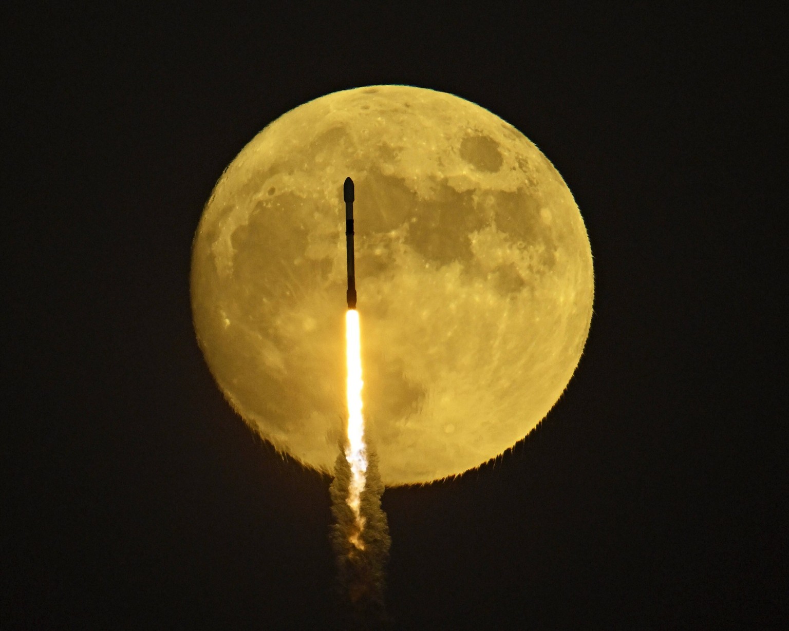 News Themen der Woche KW40 News Bilder des Tages A SpaceX Falcon 9 rocket transits a near full moon as it launches from Complex 40 at the Cape Canaveral Space Force Station, Florida on Saturday, Octob ...