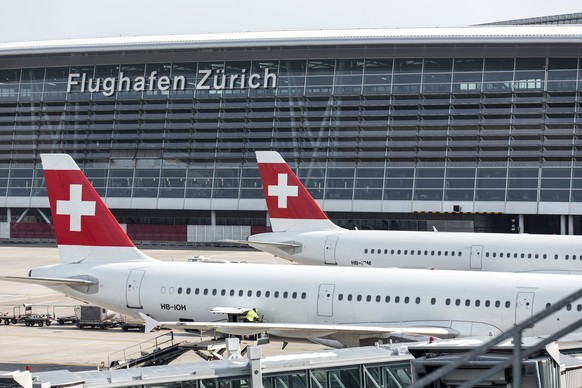 ARCHIVBILD ZUR VERLEIHUNG DES WORLRD TRAVEL AWARD AN DEN FLUGHAFEN ZUERICH, AM MONTAG, 2. JULI 2018 - View from the observation deck at Zurich Airport in Kloten in the canton of Zurich, Switzerland, p ...