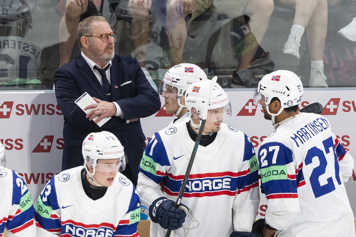 epa13004713 Petter Thoresen, left, head coach of Norway, looks on during the 2026 IIHF Men's Ice Hockey World Championship semi-final game between Switzerland and Norway in Zurich, Switzerland, 3 ...