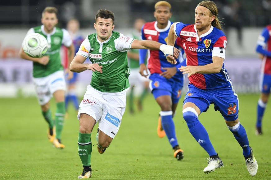 Der St. Galler Albian Ajeti, links, gegen Basels Michael Lang, im Fussball Super League Spiel zwischen dem FC St. Gallen und dem FC Basel, am Mittwoch, 20. September 2017, im Kybunpark in St. Gallen.  ...