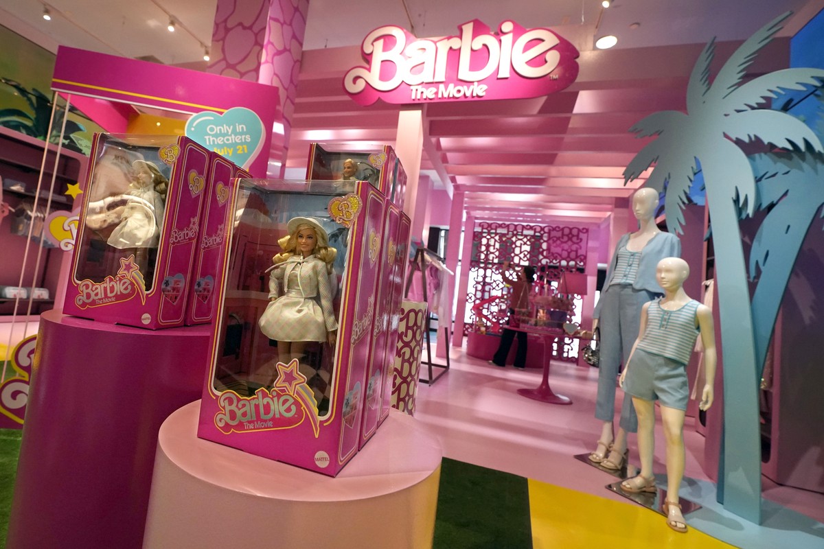 Des articles sur le thème de Barbie sont présentés dans un rayon spécial de Bloomingdale's, à New York.