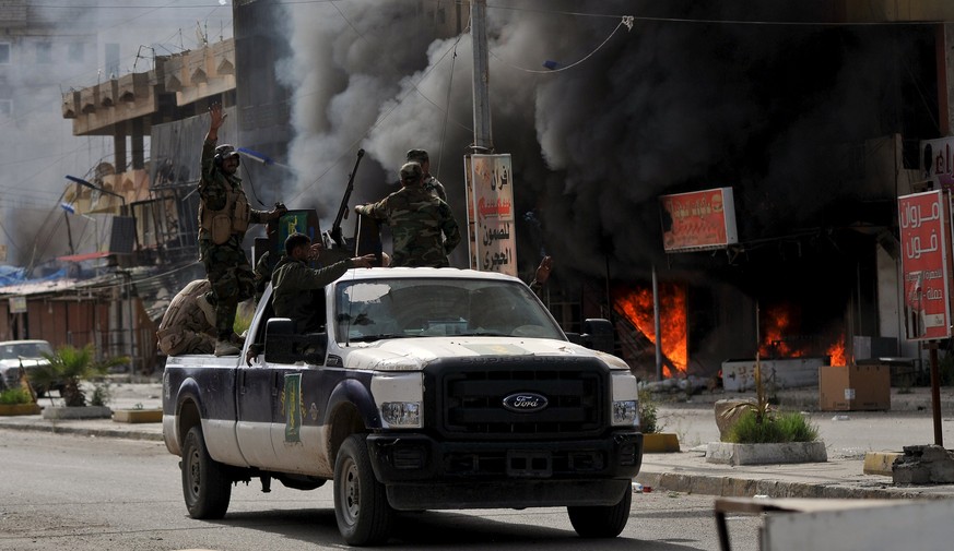 Schiitische Milizen sollen Läden und Wohnhäuser in Tikrit ausgeraubt und angezündet haben.