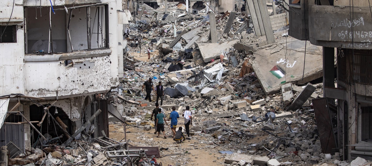 epa11324766 Internally displaced Palestinians, carrying their belongings, set up tents on the ruins of their homes after the Israeli army asked them to evacuate from the city of Rafah, in Khan Yunis c ...