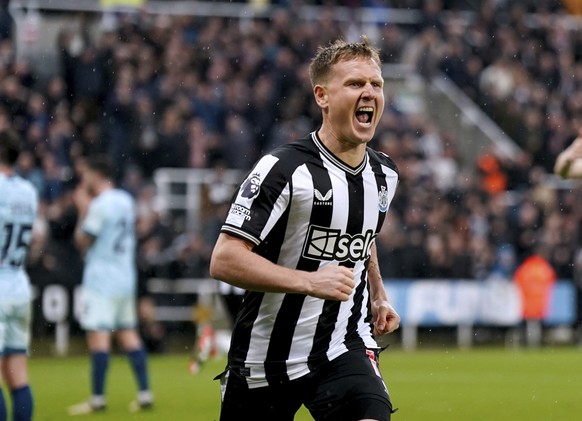 Newcastle United&#039;s Matt Ritchie celebrates after scoring his side&#039;s second goal during the English Premier League soccer match between Newcastle and Bournemouth at the St James&#039; Park, i ...