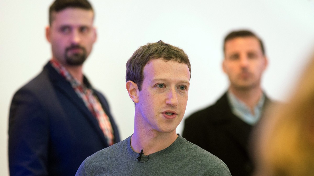 epa05180310 Facebook CEO Mark Zuckerberg at the Facebook Innovation Hub in Berlin, Germany, 25 February 2016. Zuckerberg presented studies on Artificial Intelligence inter alia. Mark Zuckerberg, found ...