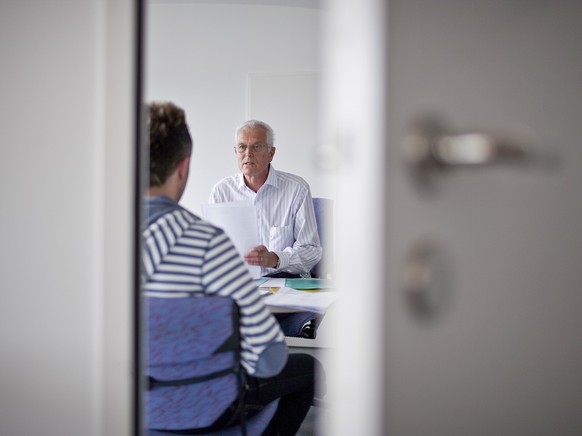 A collaborator of the government employment agency RAV in Suhr in the canton of Aargau, Switzerland, talks to a young unemployed person during a counseling session, pictured on May 15, 2009. (KEYSTONE ...