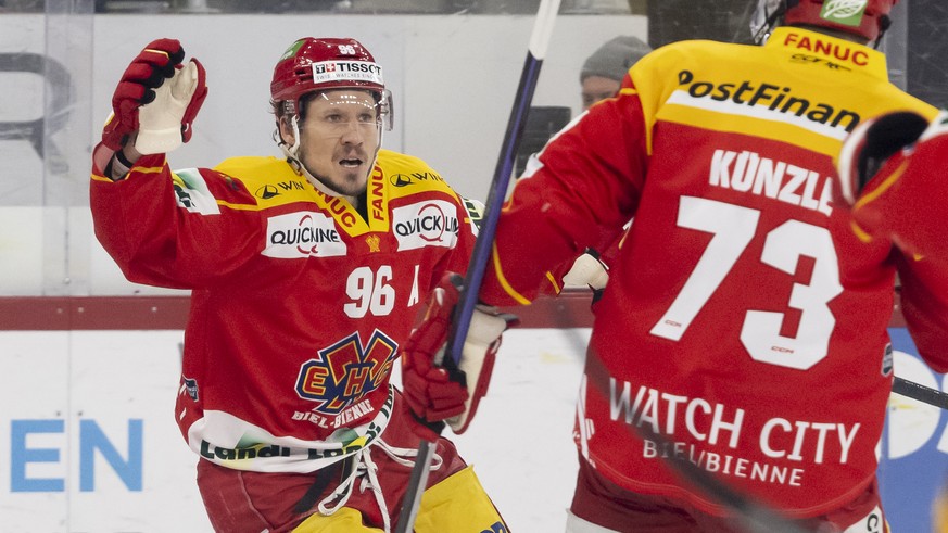 L&#039;attaquant biennois Damien Brunner, gauche, celebre son goal 2-0 avec l&#039;attaquant biennois Mike Kuenzle lors du deuxieme match de la finale des play-off du Championnat de Suisse de hockey s ...