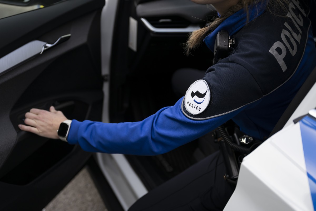 Le logo Police est photographie sur l'uniforme que porte une collaboratrice de la police cantonale fribourgeoise, lors d'une conference de presse concernant l'electrification et la nouv ...