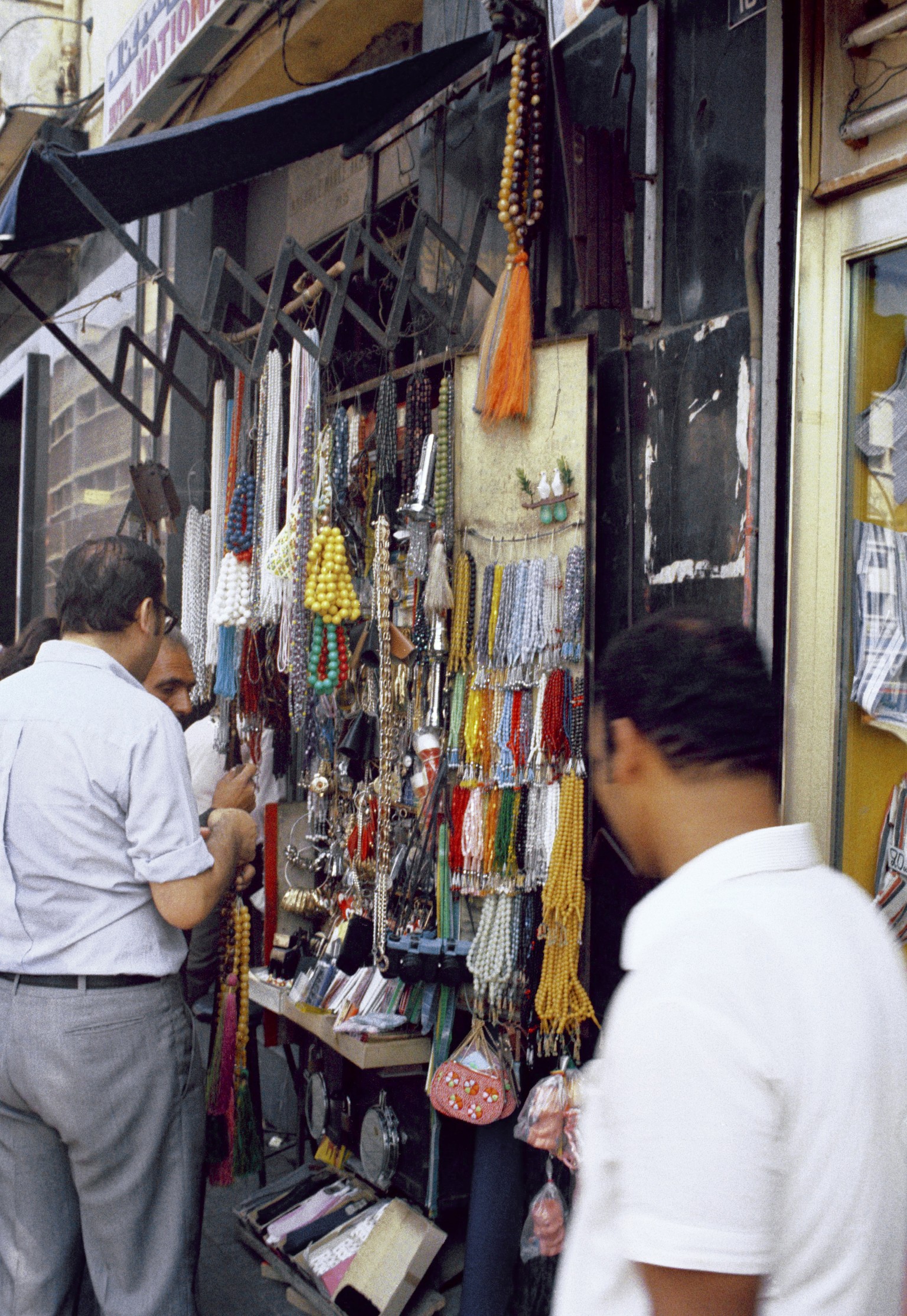 Souvenir-Verkäufer Hussein Badir ist besorgt, weil der Absatz von Sorgenkettchen zurückgeht. «Die Leute machen sich nicht genug Sorgen», sagt er. (13.09.1974 – ein halbes Jahr vor Ausbruch des Bürgerkriegs).