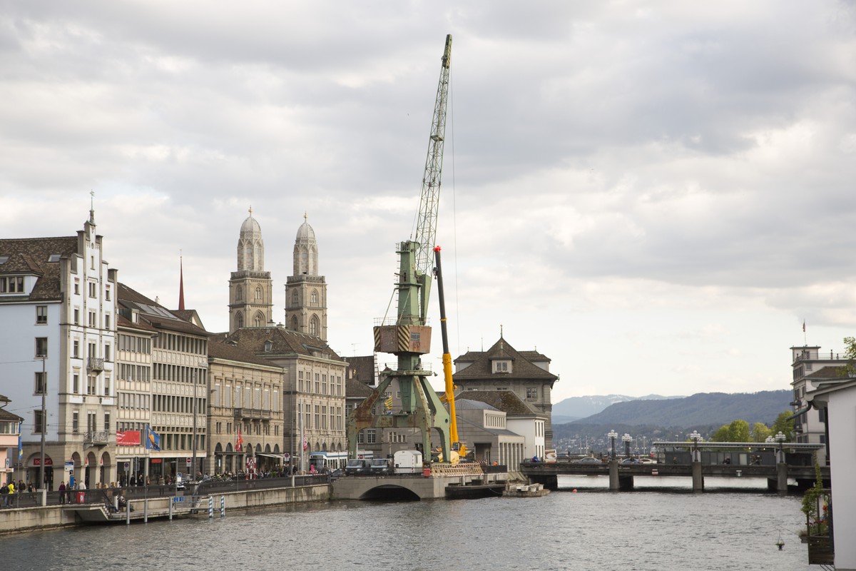 Hafenkran von Rudolf-Brun-Brücke aus. Grossmünster Kirche